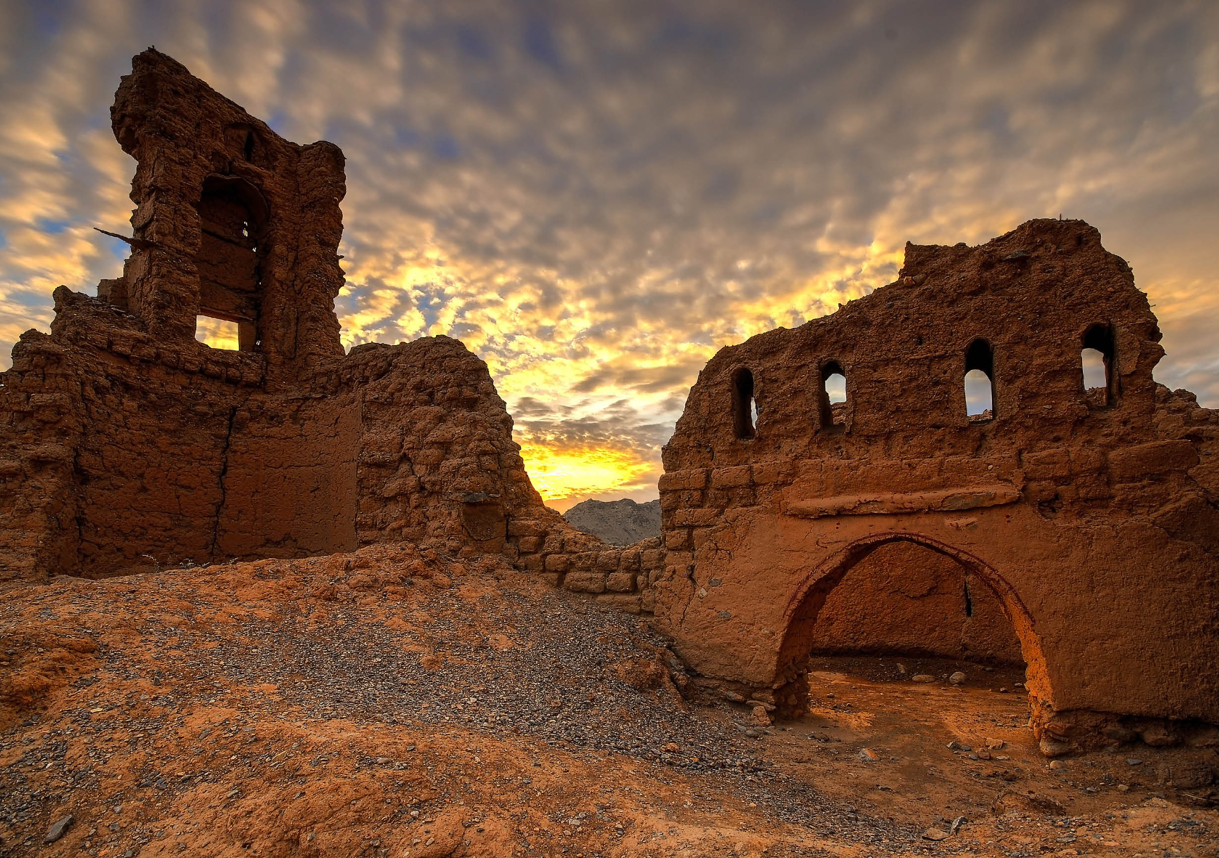 Tanuf castle ruins are the historical remnants of an old village abandoned after the Jebal Akhdar War in 1958. Set at the foot of the scenic Jebal Akhdar Mountains, the crumbling ruins of the village lie on a vast area. The Tanuf village dates back to the pre-Islamic period.