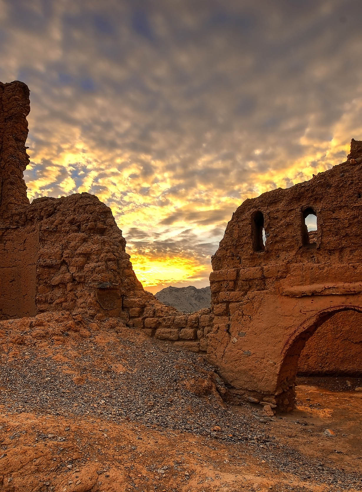 Tanuf castle ruins are the historical remnants of an old village abandoned after the Jebal Akhdar War in 1958. Set at the foot of the scenic Jebal Akhdar Mountains, the crumbling ruins of the village lie on a vast area. The Tanuf village dates back to the pre-Islamic period.