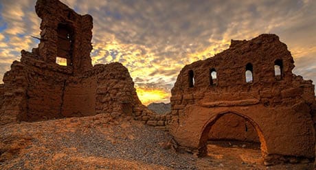 Tanuf castle ruins are the historical remnants of an old village abandoned after the Jebal Akhdar War in 1958. Set at the foot of the scenic Jebal Akhdar Mountains, the crumbling ruins of the village lie on a vast area. The Tanuf village dates back to the pre-Islamic period.