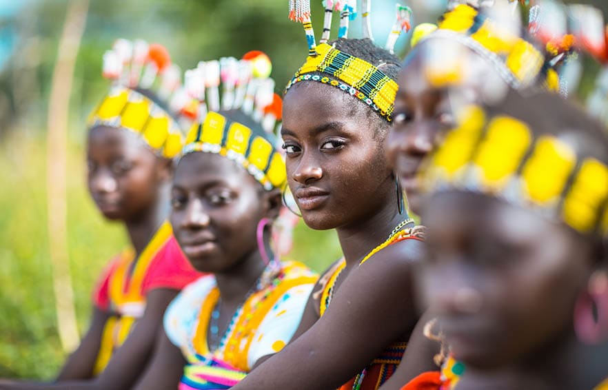 Pr paration de jeunes filles Bassari pour la c r monie d'initiation dans le village d'Ethiolo