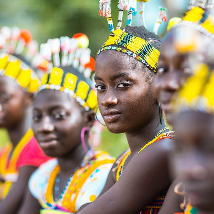 Pr paration de jeunes filles Bassari pour la c r monie d'initiation dans le village d'Ethiolo