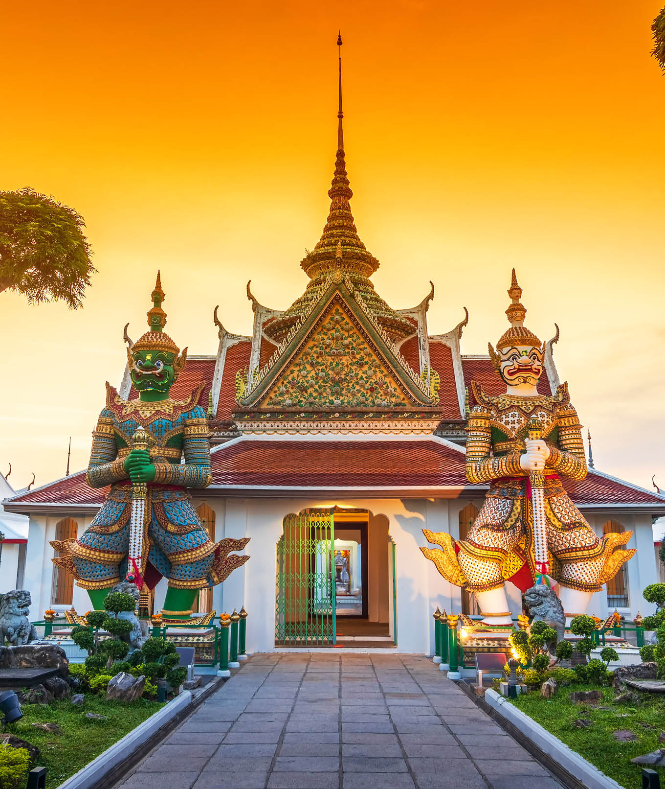 Giants front of the church at Wat Arun. Wat Arun is a Buddhist temple in Bangkok Yai district of Bangkok, Thailand. Wat Arun Temple at sunset in bangkok Thailand.