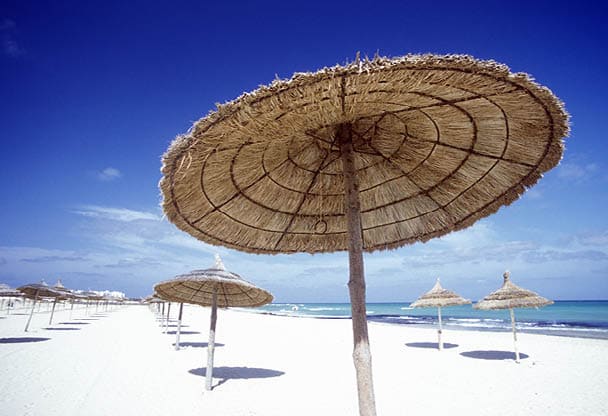 Ein Sandstrand bei Sousse in Zentraltuneisen in Nordafrika.