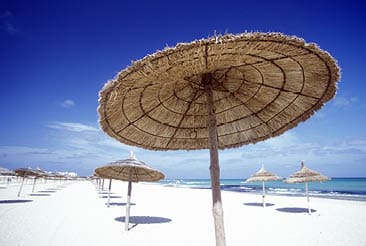 Ein Sandstrand bei Sousse in Zentraltuneisen in Nordafrika.